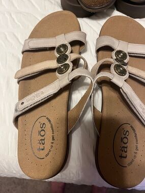Taos Footwear Women's Light Beige Triple-Button Strappy Sandals